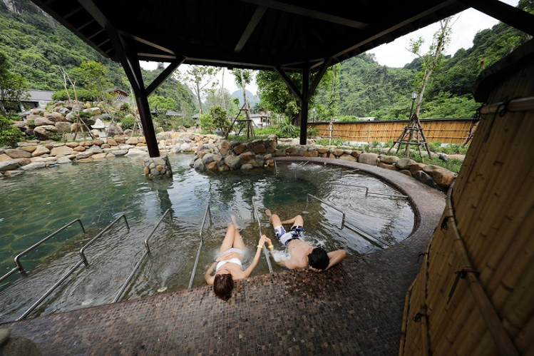 Điểm danh c&aacute;c bể tắm kho&aacute;ng độc đ&aacute;o nhất tại Yoko Onsen Quang Hanh - Ảnh 4.