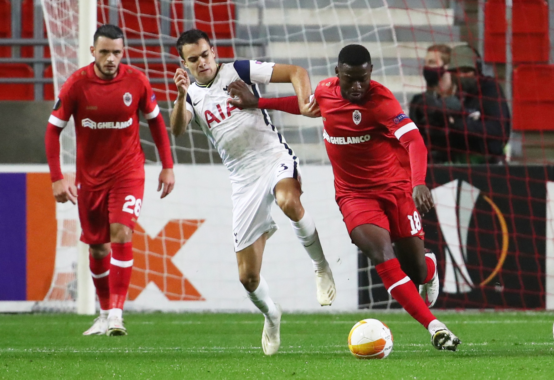 Hậu vệ trượt chân, Tottenham vuột ngôi đầu bảng Europa League