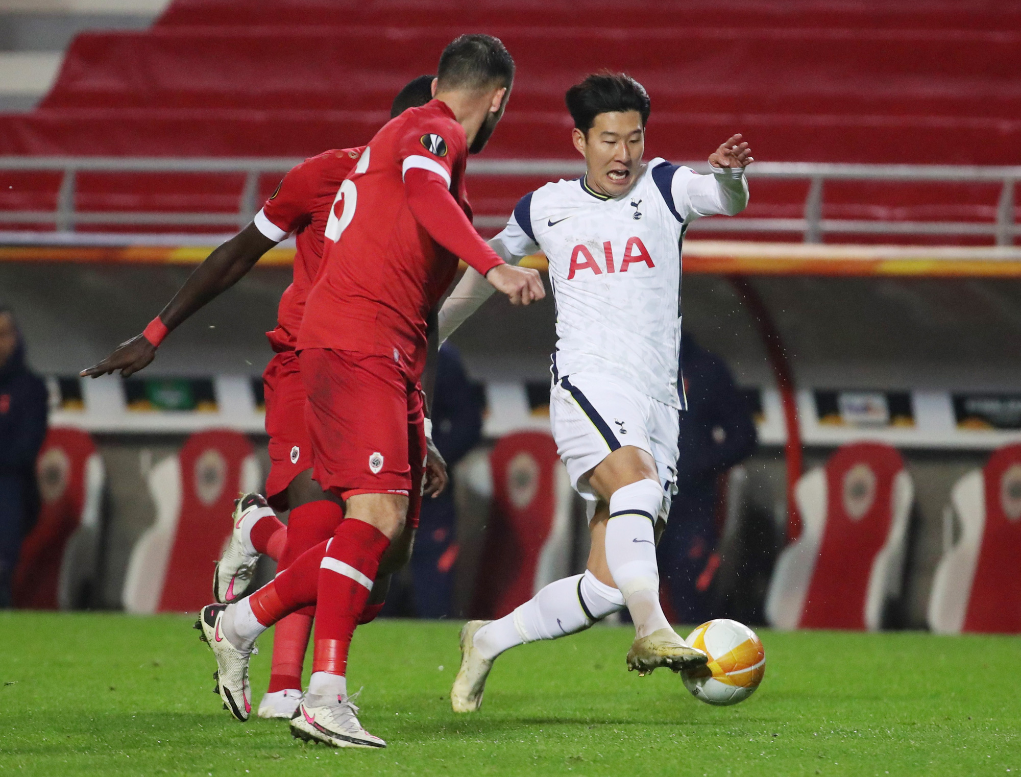 Hậu vệ trượt ch&acirc;n, Tottenham vuột ng&ocirc;i đầu bảng Europa League - Ảnh 7.