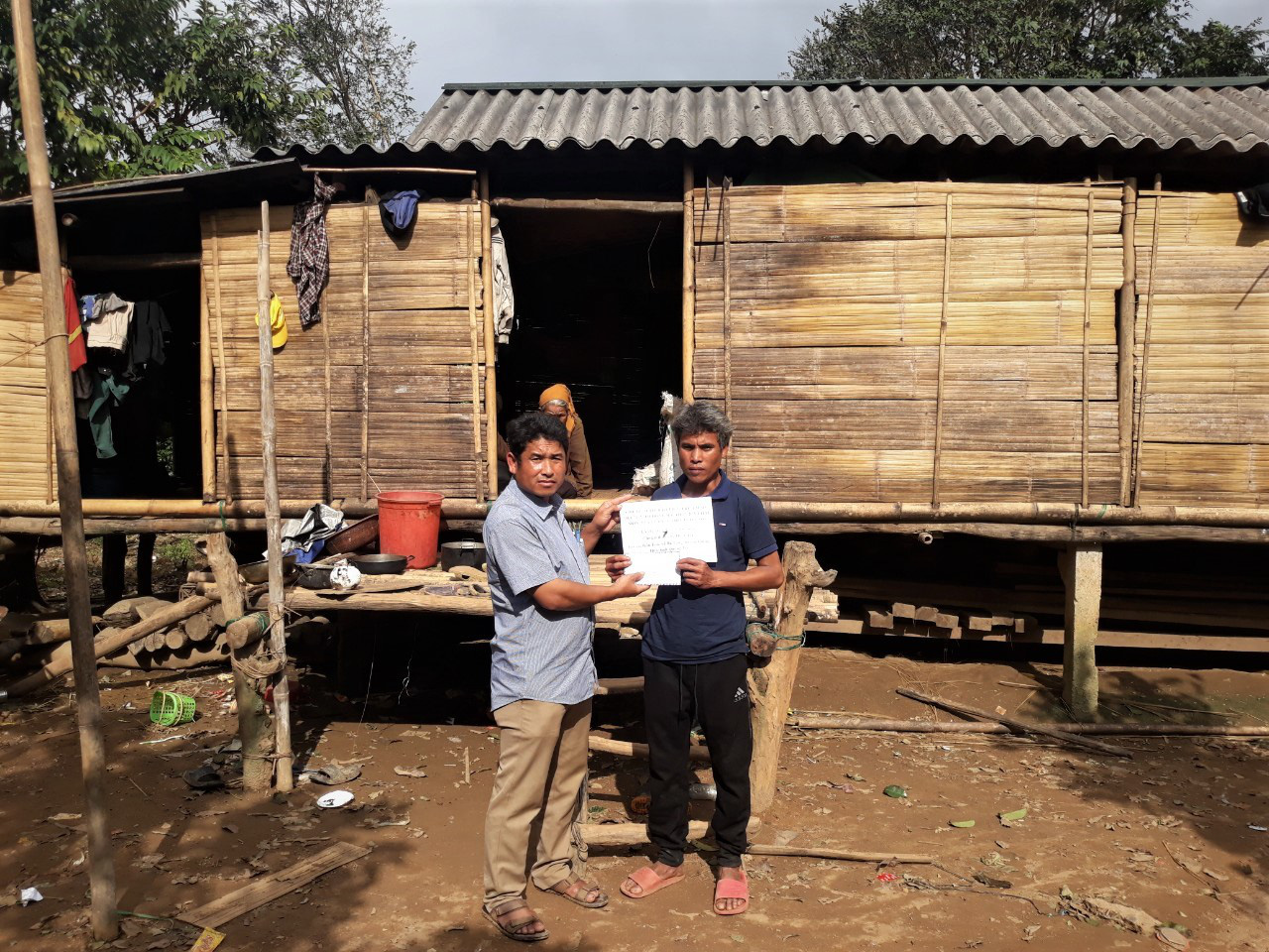 Vụ 10 triệu đồng bỏ qu&ecirc;n trong &aacute;o quần cứu trợ: Tặng lại số tiền cho người đ&agrave;n &ocirc;ng ngh&egrave;o - Ảnh 1.