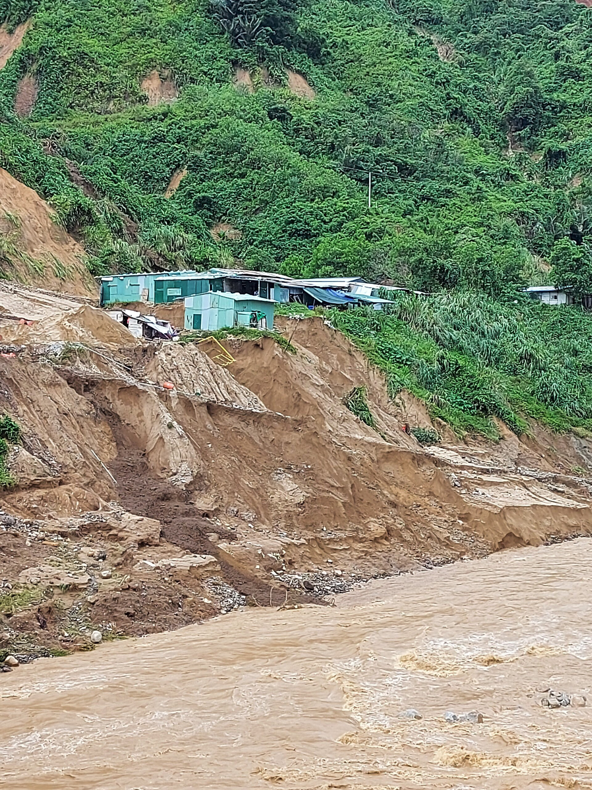 13 người bị v&ugrave;i lấp ở Phước Sơn: B&iacute; thư v&agrave; Chủ tịch tỉnh Quảng Nam băng rừng đến hiện trường - Ảnh 8.