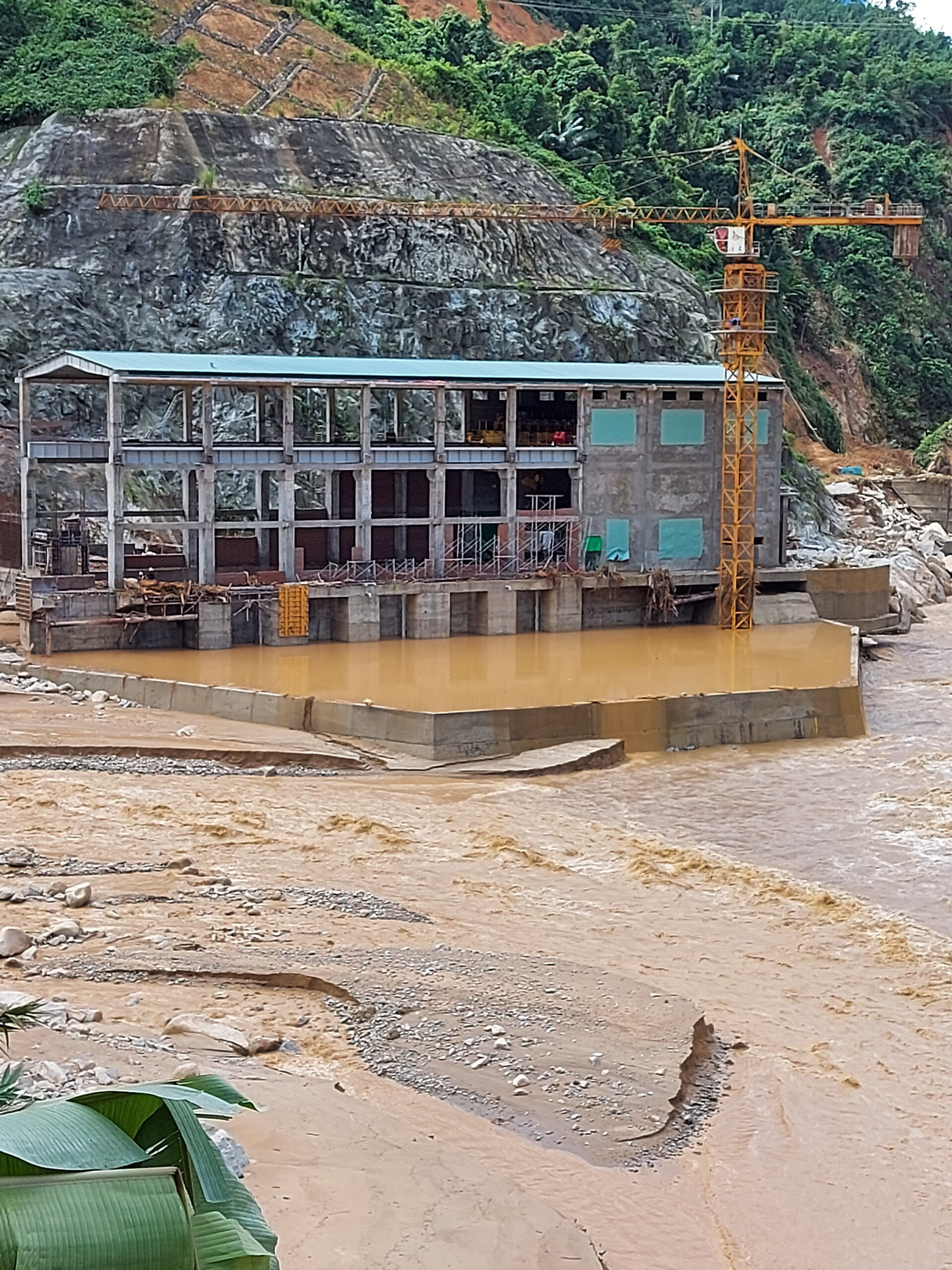 13 người bị v&ugrave;i lấp ở Phước Sơn: B&iacute; thư v&agrave; Chủ tịch tỉnh Quảng Nam băng rừng đến hiện trường - Ảnh 9.