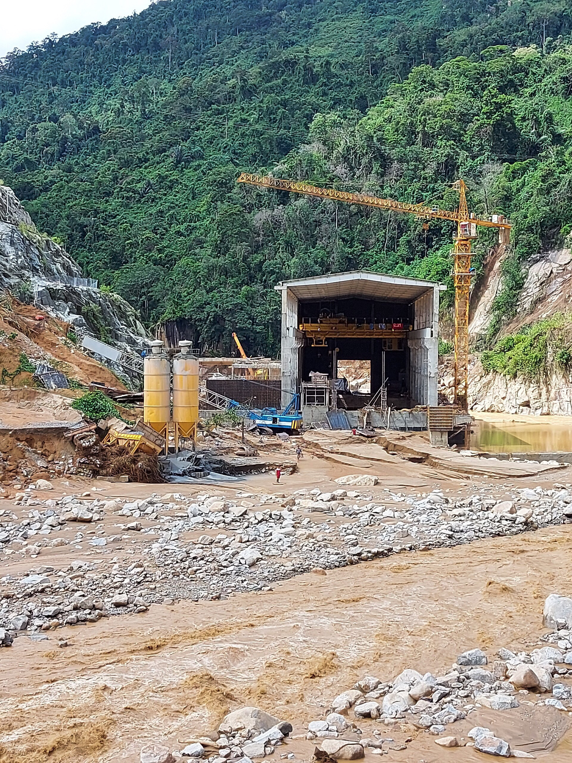 13 người bị v&ugrave;i lấp ở Phước Sơn: B&iacute; thư v&agrave; Chủ tịch tỉnh Quảng Nam băng rừng đến hiện trường - Ảnh 10.