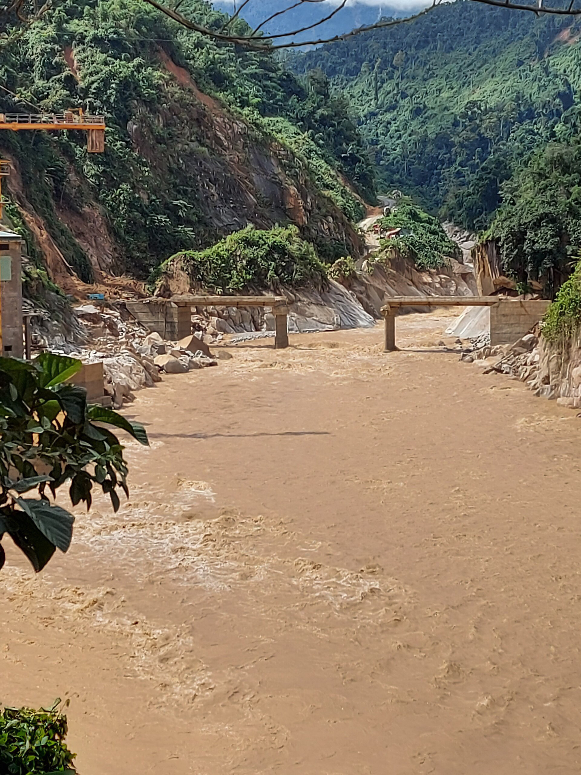 13 người bị v&ugrave;i lấp ở Phước Sơn: B&iacute; thư v&agrave; Chủ tịch tỉnh Quảng Nam băng rừng đến hiện trường - Ảnh 11.