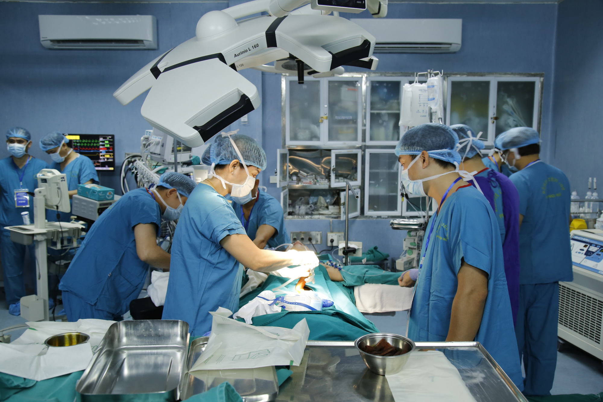 Lần đầu ti&ecirc;n Việt Nam gh&eacute;p ruột từ người cho sống - Ảnh 1.