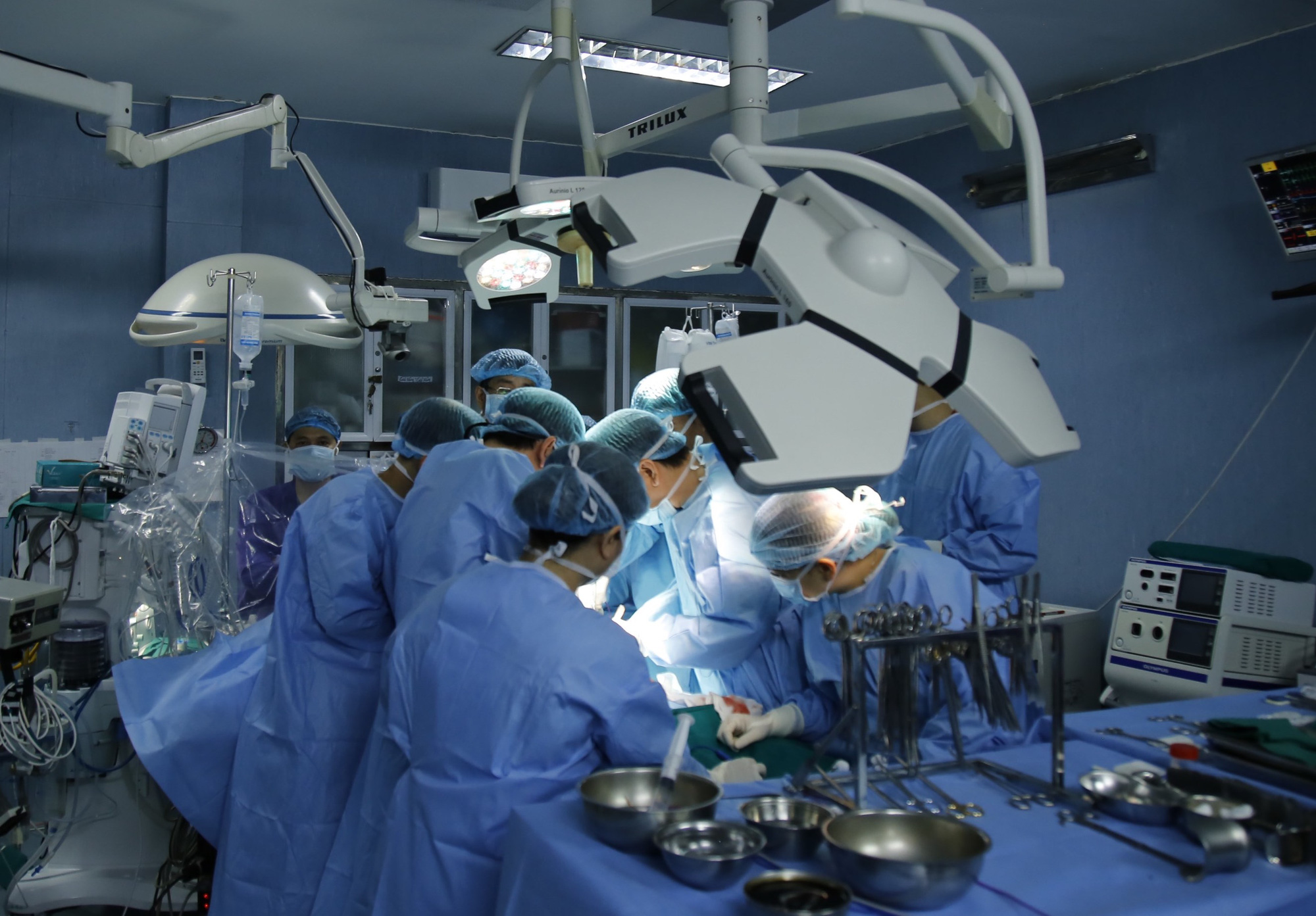 Lần đầu ti&ecirc;n Việt Nam gh&eacute;p ruột từ người cho sống - Ảnh 2.