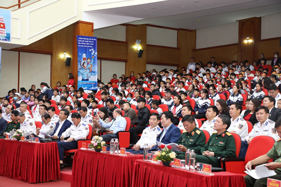 Nữ sinh lớp 8 giành giải nhất cuộc thi Em yêu biển, đảo quê hương - Ảnh 1.