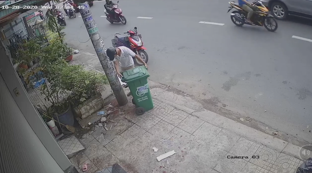 CLIP trộm th&ugrave;ng r&aacute;c g&acirc;y bức x&uacute;c ở quận T&acirc;n B&igrave;nh - Ảnh 3.