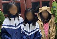 Bị bố mẹ mắng, hai bé gái "bỏ nhà ra đi"