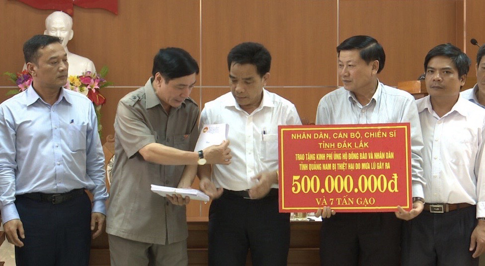 TP Đ&agrave; Nẵng v&agrave; Tỉnh Đắk Lắk cứu trợ người d&acirc;n b&atilde;o lụt miền Trung - Ảnh 3.
