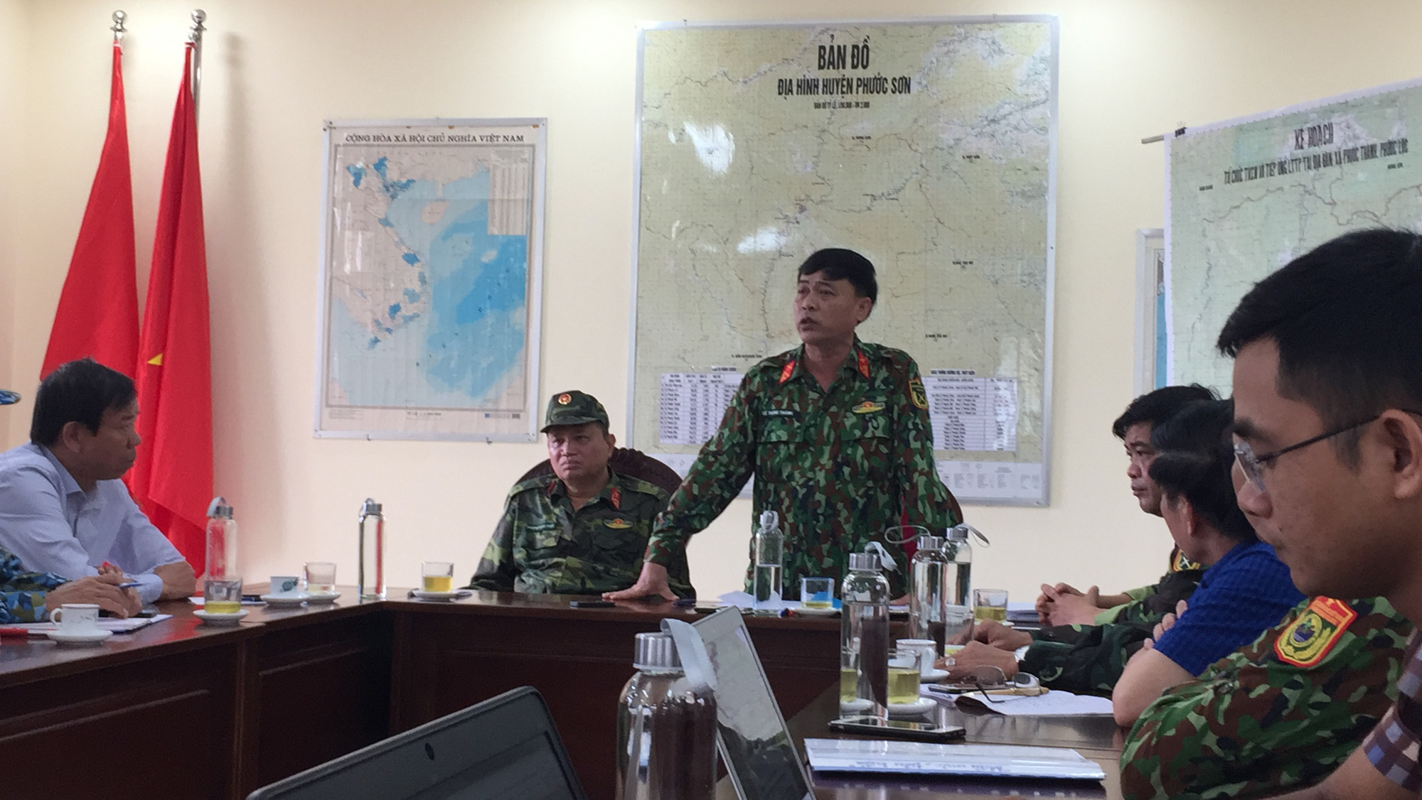 Sử dụng máy bay chuyển hàng cứu trợ cho người dân bị cô lập các xã ở Phước Sơn - Ảnh 1.