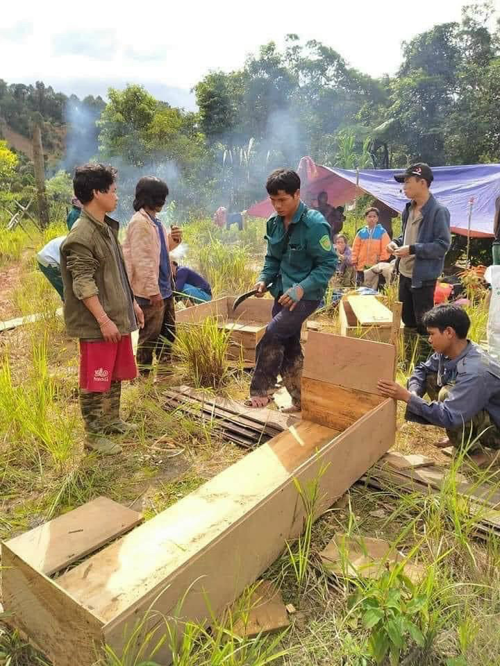 Sử dụng máy bay chuyển hàng cứu trợ cho người dân bị cô lập các xã ở Phước Sơn - Ảnh 4.