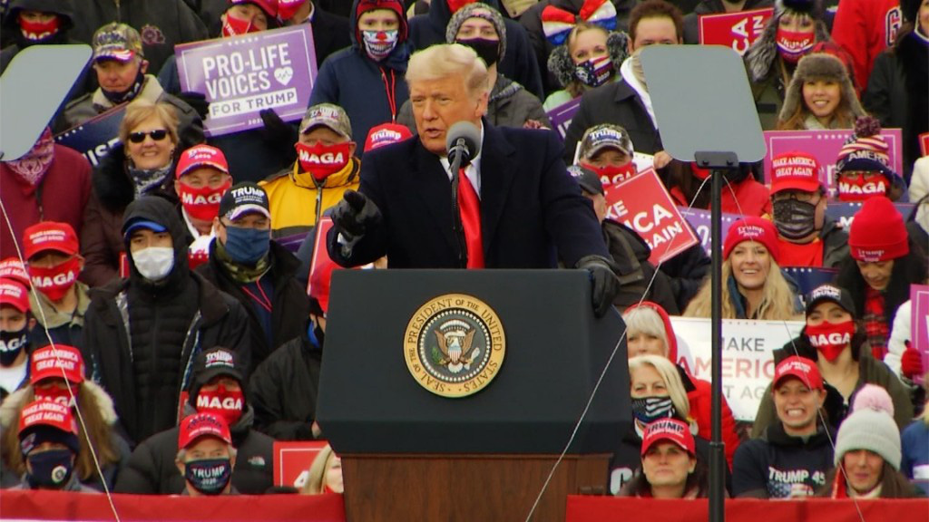 Covid-19: Phát ngôn ngỡ ngàng của Tổng thống Trump nhằm vào giới y tế