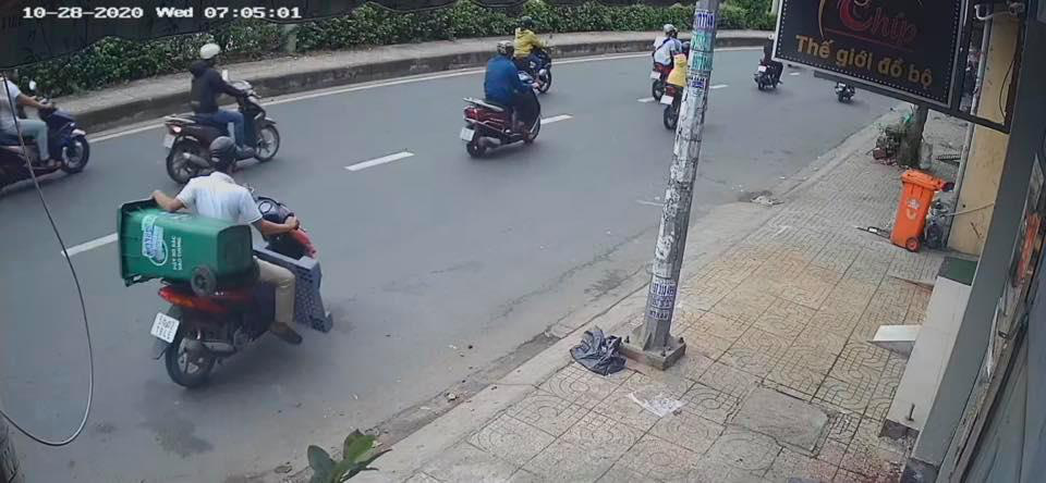 CLIP trộm th&ugrave;ng r&aacute;c g&acirc;y bức x&uacute;c ở quận T&acirc;n B&igrave;nh - Ảnh 2.