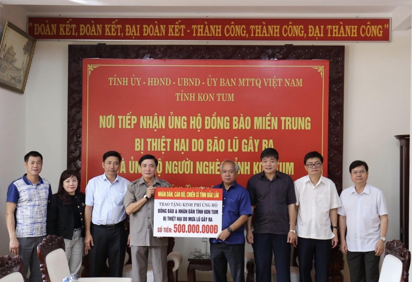 TP Đ&agrave; Nẵng v&agrave; Tỉnh Đắk Lắk cứu trợ người d&acirc;n b&atilde;o lụt miền Trung - Ảnh 1.