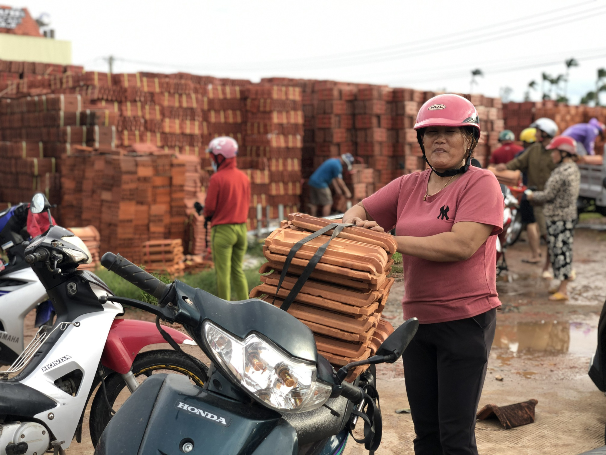 Sau b&atilde;o, h&agrave;ng ng&agrave;n người Quảng Ng&atilde;i chen lấn đi mua ng&oacute;i - Ảnh 4.