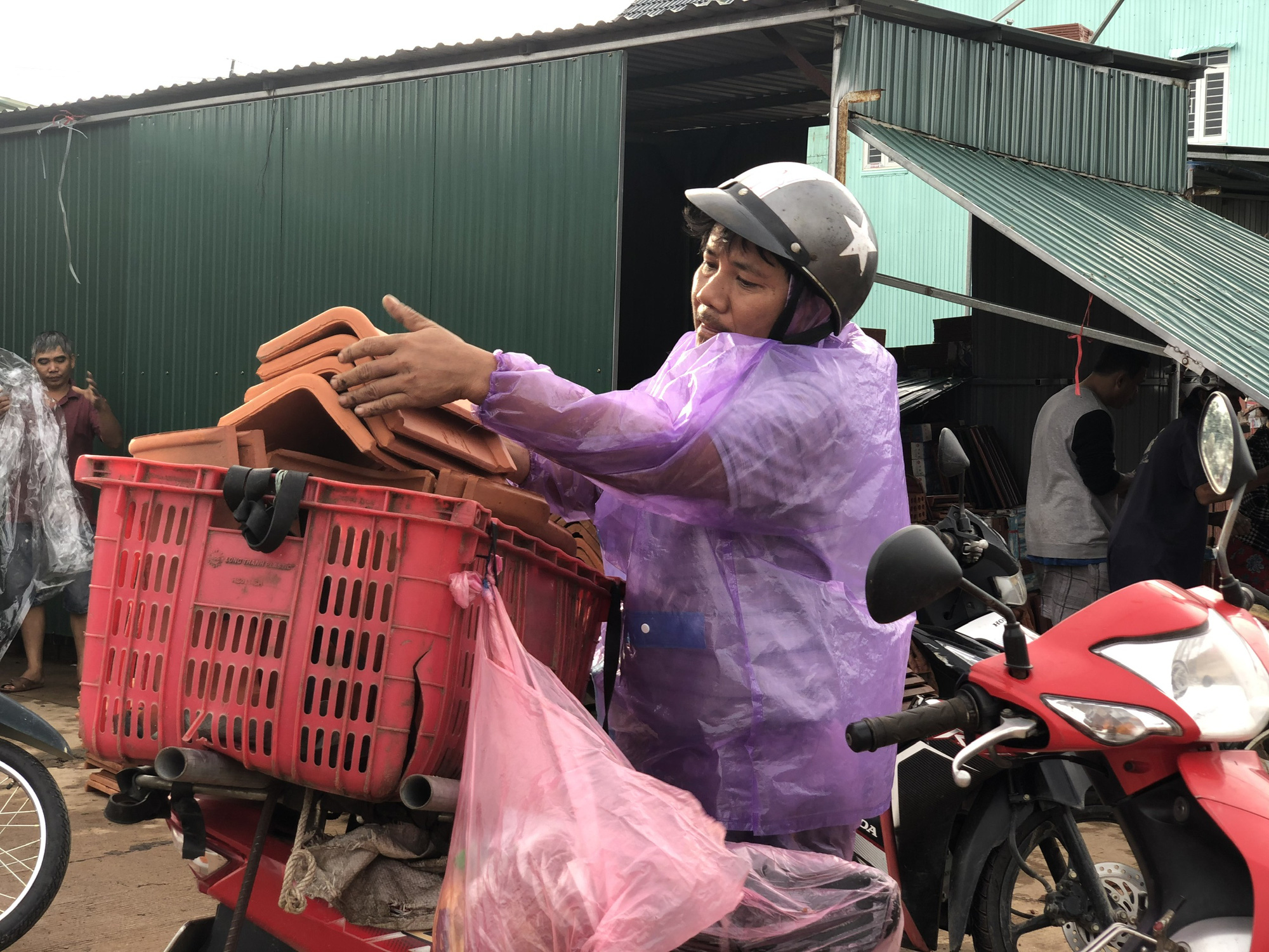 Sau b&atilde;o, h&agrave;ng ng&agrave;n người Quảng Ng&atilde;i chen lấn đi mua ng&oacute;i - Ảnh 3.