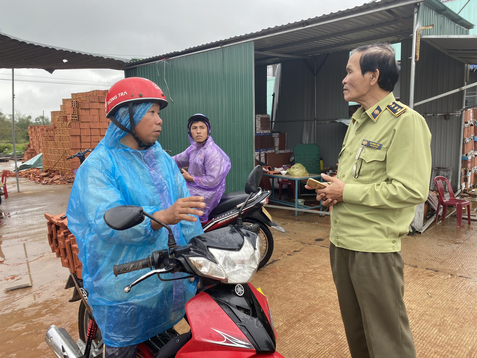 Sau b&atilde;o, h&agrave;ng ng&agrave;n người Quảng Ng&atilde;i chen lấn đi mua ng&oacute;i - Ảnh 8.