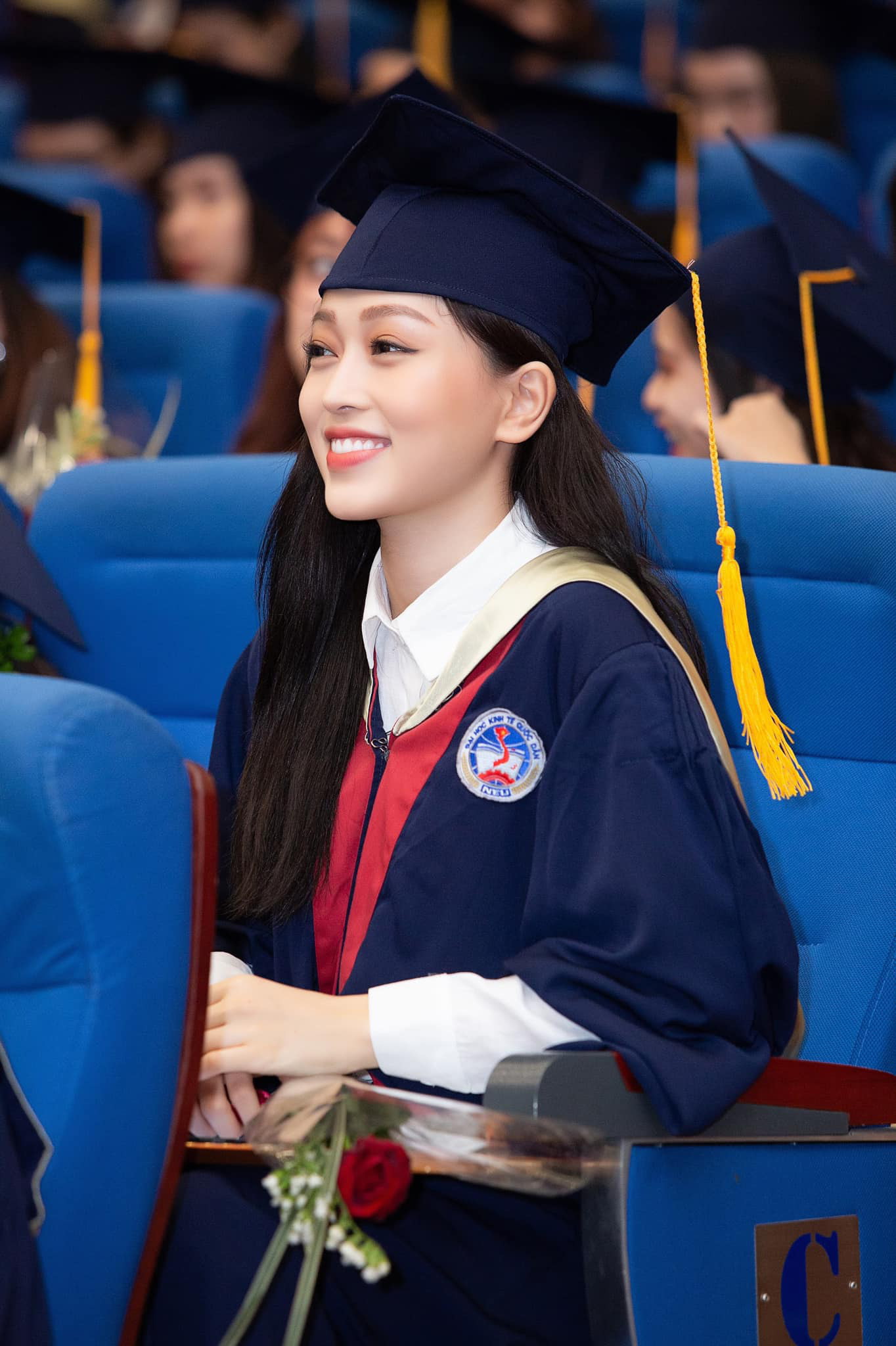 &Aacute; hậu Phương Nga rạng ngời b&ecirc;n bạn trai B&igrave;nh An - Ảnh 1.