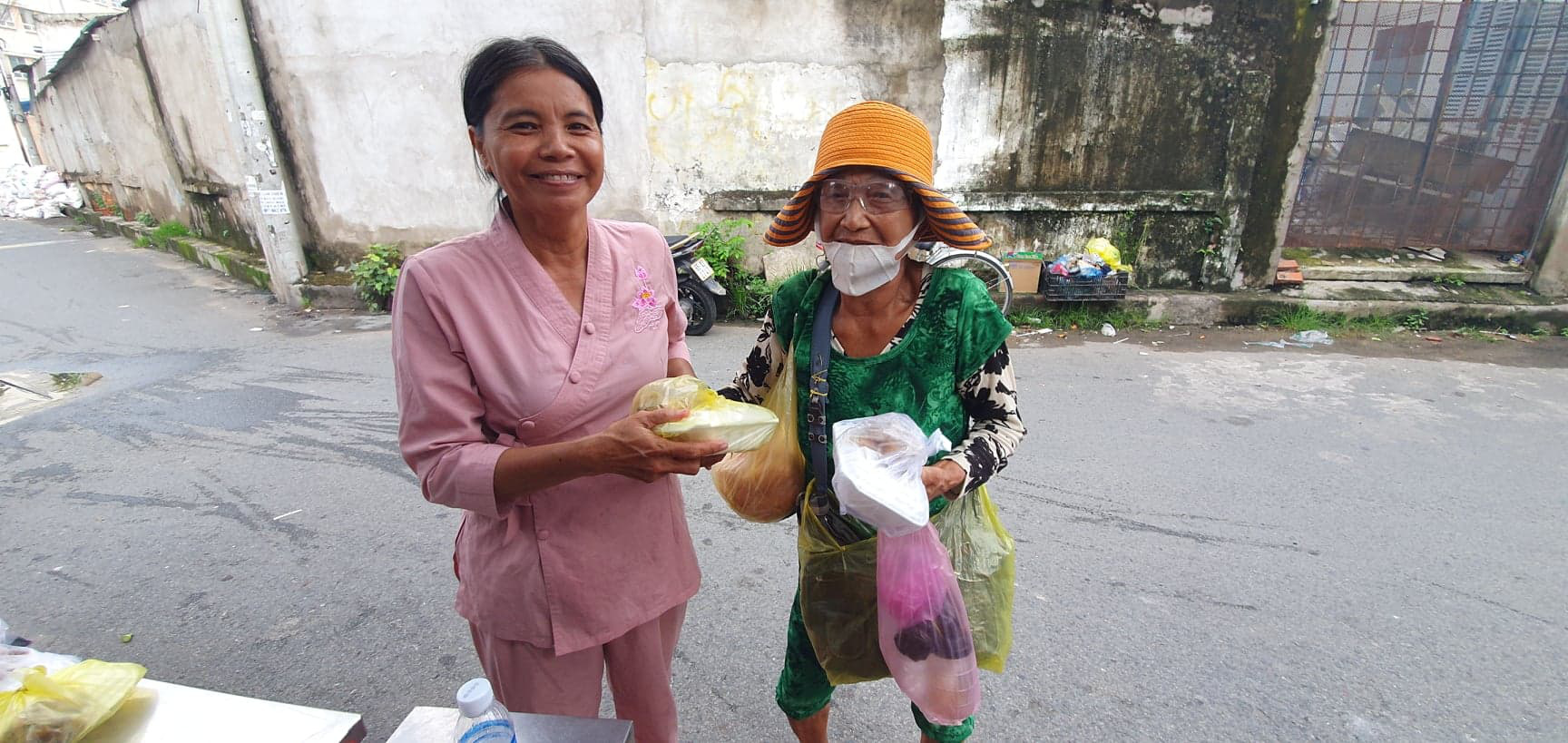 Người giữ lửa bếp ăn từ thiện - Ảnh 1.