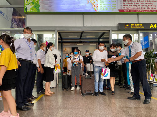 Đoàn du khách đầu tiên đến Đà Nẵng sau dịch Covid-19