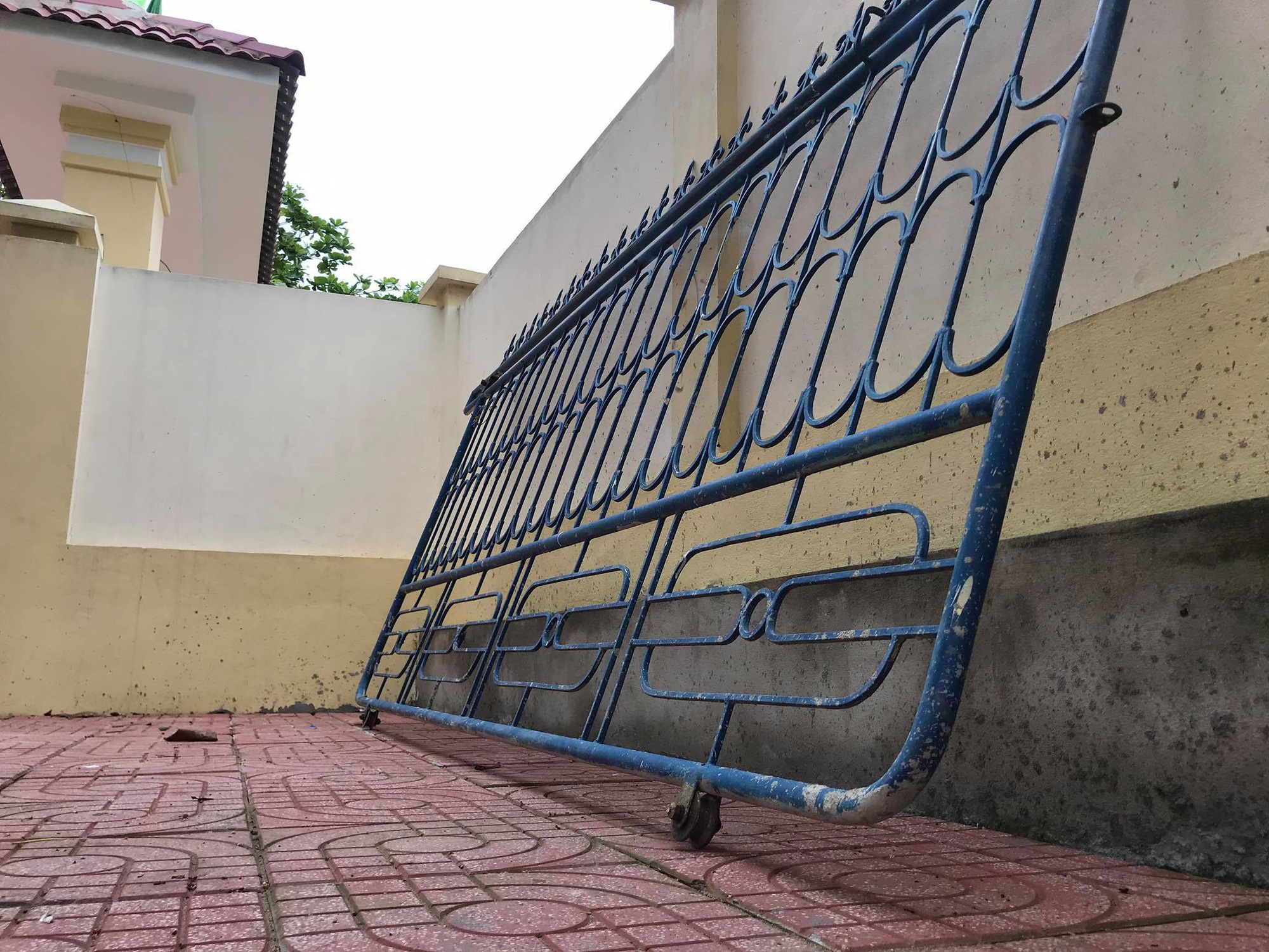 Sập cánh cổng trường giờ ra chơi, nữ sinh bị thương nhập viện cấp cứu
