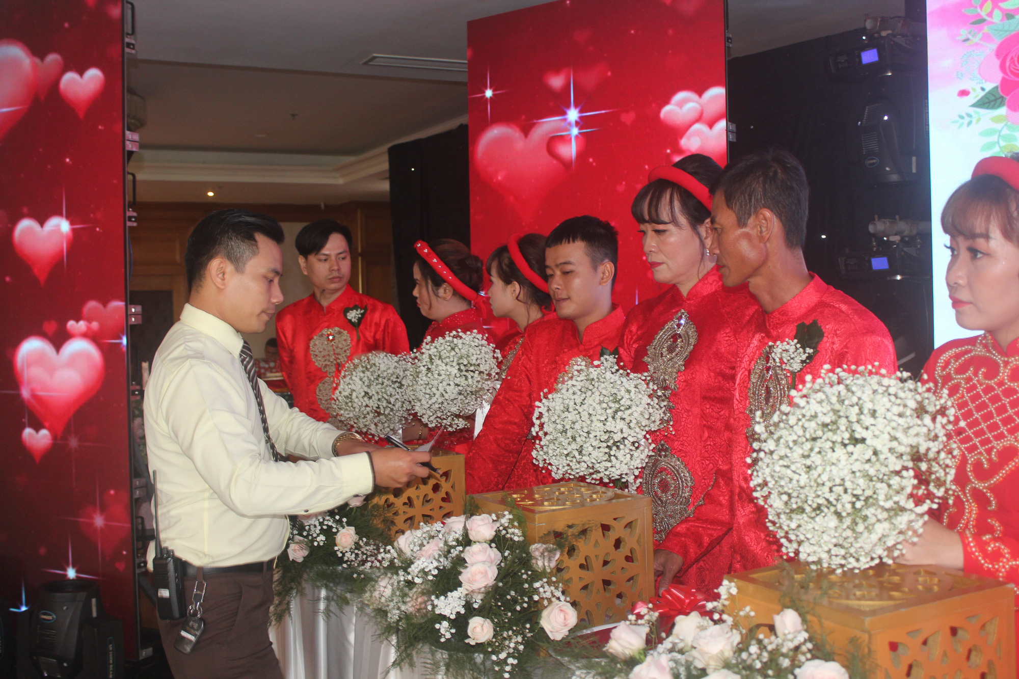 X&uacute;c động lễ cưới tập thể d&agrave;nh cho c&ocirc;ng nh&acirc;n kh&oacute; khăn - Ảnh 6.