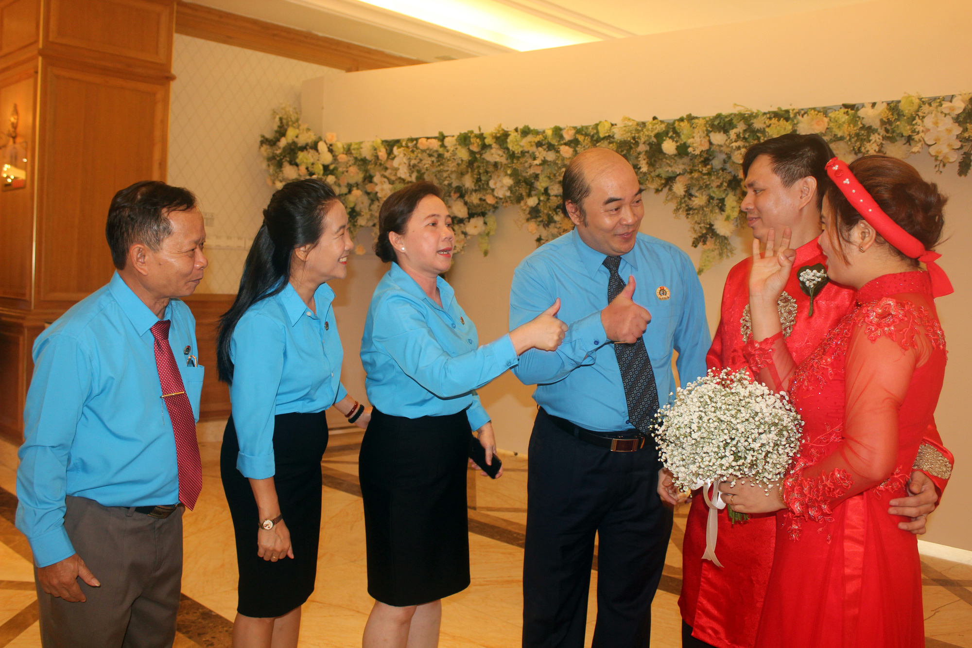 X&uacute;c động lễ cưới tập thể d&agrave;nh cho c&ocirc;ng nh&acirc;n kh&oacute; khăn - Ảnh 1.