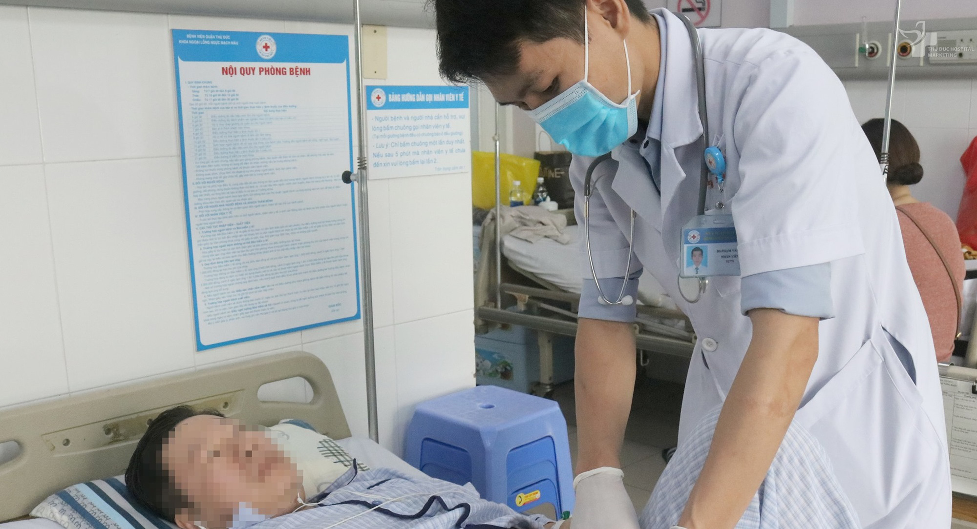 Người đ&agrave;n &ocirc;ng bị lỗ r&ograve; chỉ thường gặp thời chiến tranh - Ảnh 1.