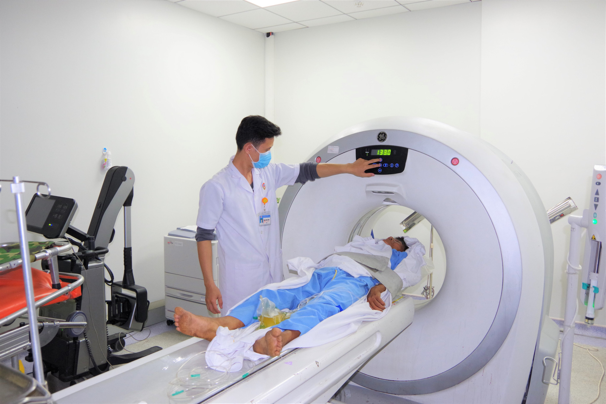 Trực thăng đưa một ngư dân câu cá ngừ đại dương về đất liền - Ảnh 2.