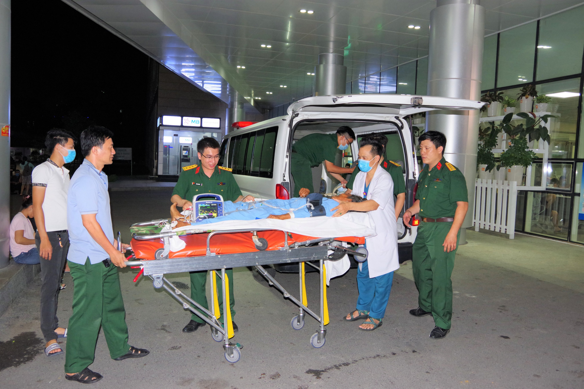 Trực thăng đưa một ngư dân câu cá ngừ đại dương về đất liền