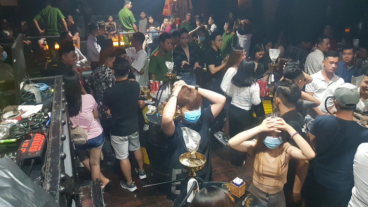 C&ocirc;ng an Cần Thơ kiểm tra qu&aacute;n bar c&oacute; 32 c&ocirc; g&aacute;i uống bia, h&uacute;t shisha - Ảnh 1.