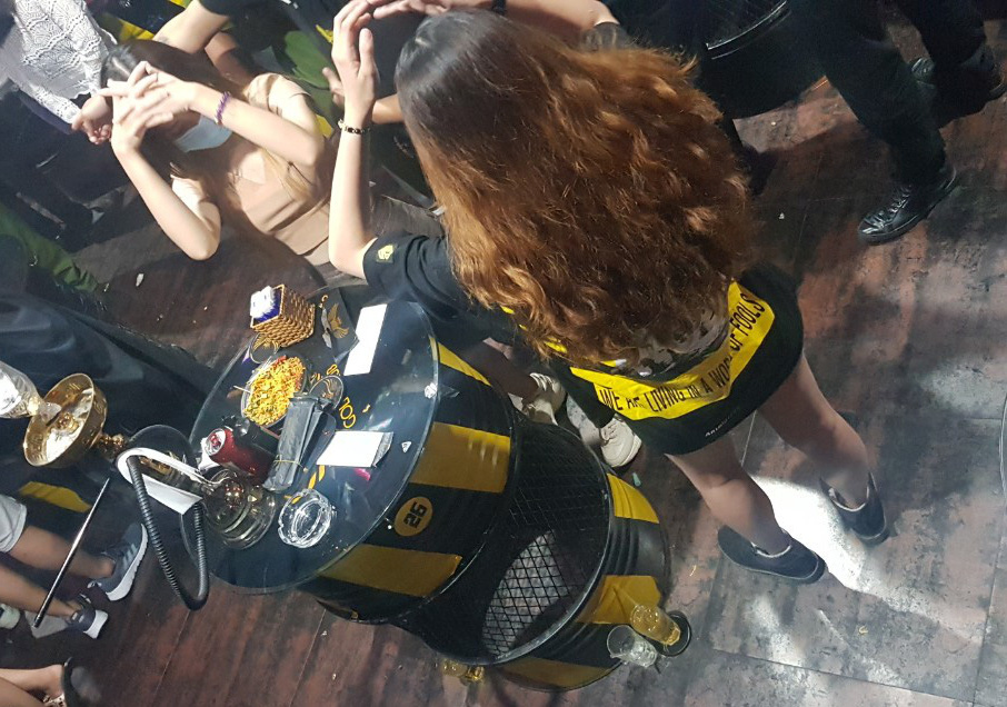Công an Cần Thơ kiểm tra quán bar có 32 cô gái uống bia, hút shisha