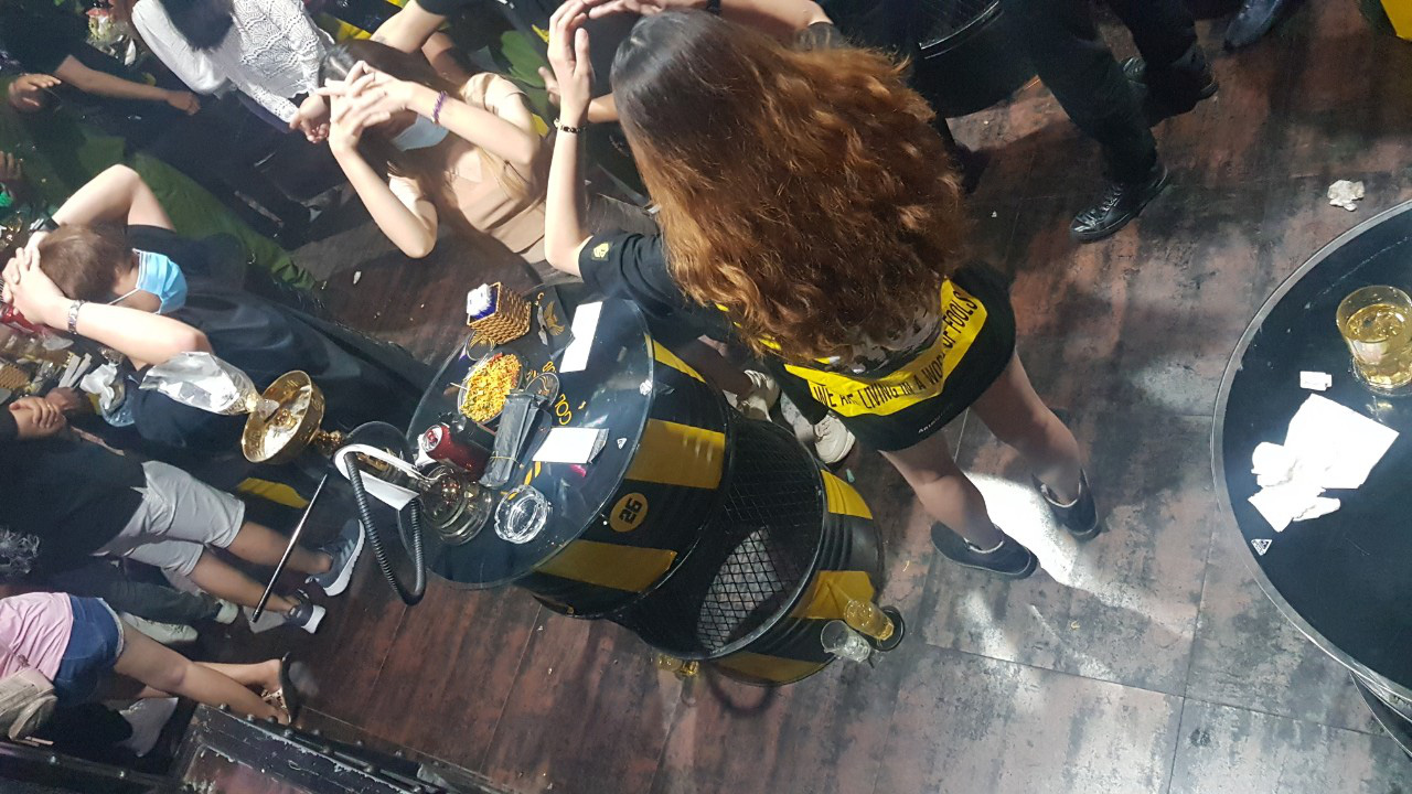 C&ocirc;ng an Cần Thơ kiểm tra qu&aacute;n bar c&oacute; 32 c&ocirc; g&aacute;i uống bia, h&uacute;t shisha - Ảnh 2.