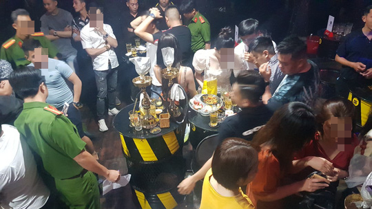 C&ocirc;ng an Cần Thơ kiểm tra qu&aacute;n bar c&oacute; 32 c&ocirc; g&aacute;i uống bia, h&uacute;t shisha - Ảnh 3.