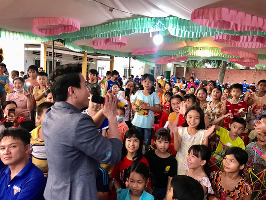Trí Quang cùng gia đình nhạc sĩ Bắc Sơn đến với lớp học xóa mù chữ vùng sâu