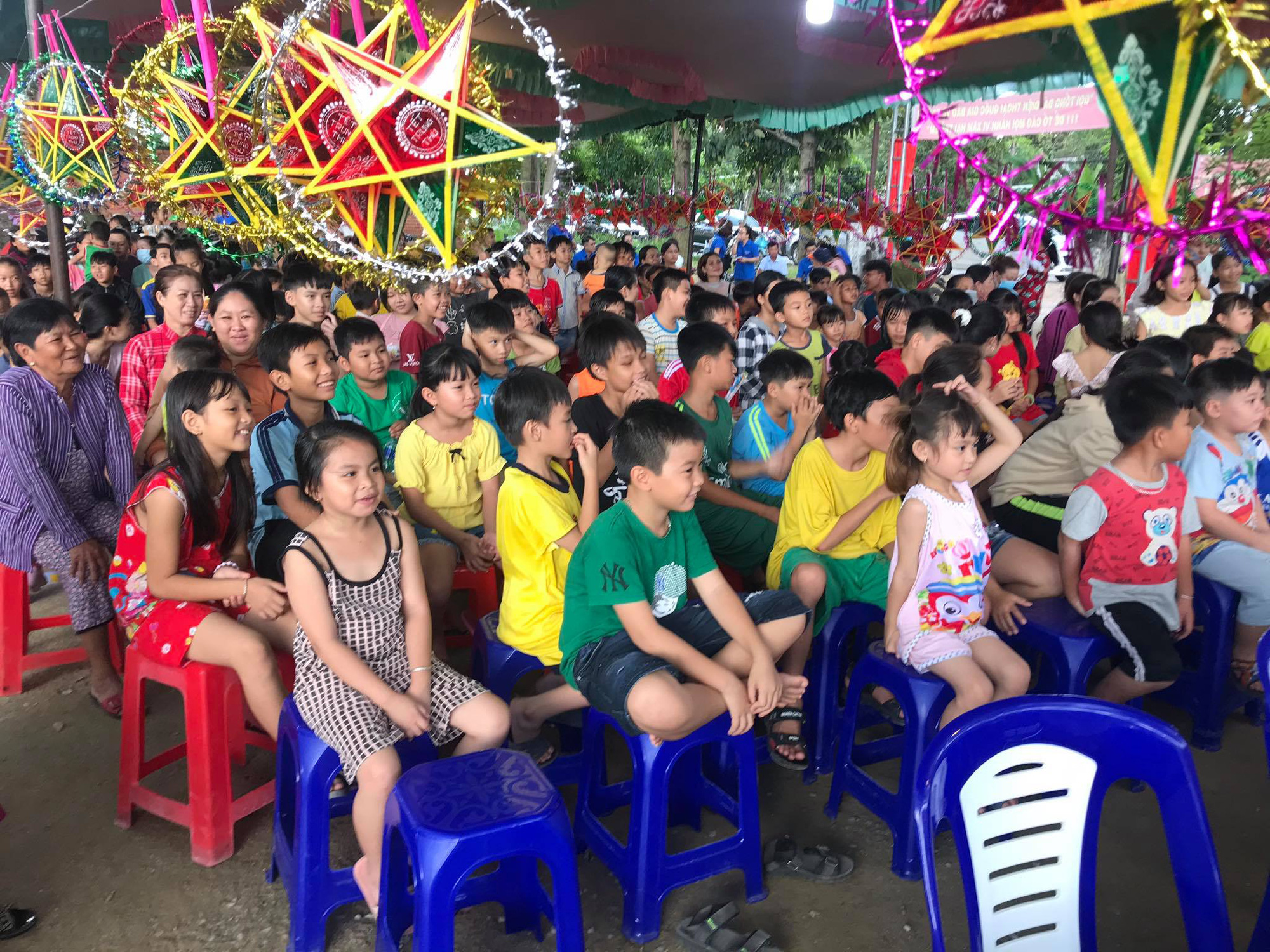 Trí Quang cùng gia đình nhạc sĩ Bắc Sơn đến với lớp học xóa mù chữ vùng sâu - Ảnh 2.