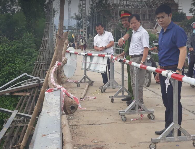 Ôtô tông xe máy lao xuống sông 5 người chết: Phó Thủ tướng chỉ đạo làm rõ