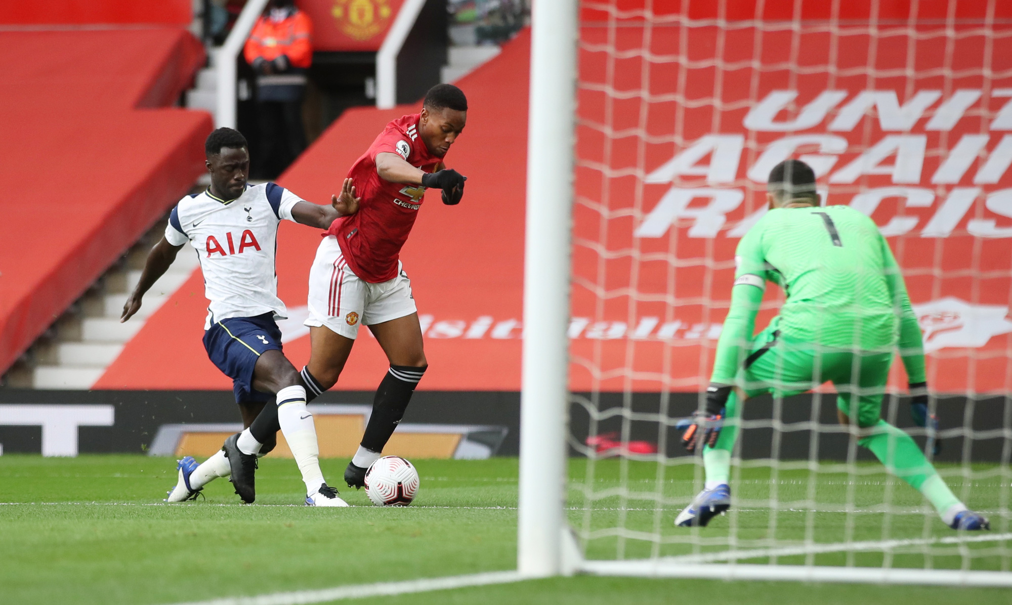 90 ph&uacute;t kinh ho&agrave;ng, Tottenham bắn ph&aacute; th&aacute;nh địa Old Trafford - Ảnh 1.