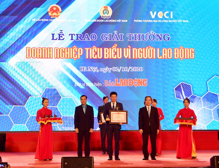 Vietcombank nhận bằng khen “Doanh nghiệp tiêu biểu vì người lao động”