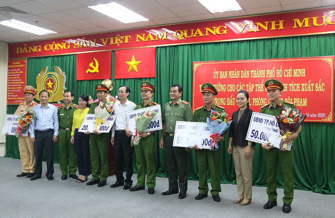 UBND TP HCM khen thưởng một số đơn vị nghiệp vụ của C&ocirc;ng an TP - Ảnh 2.