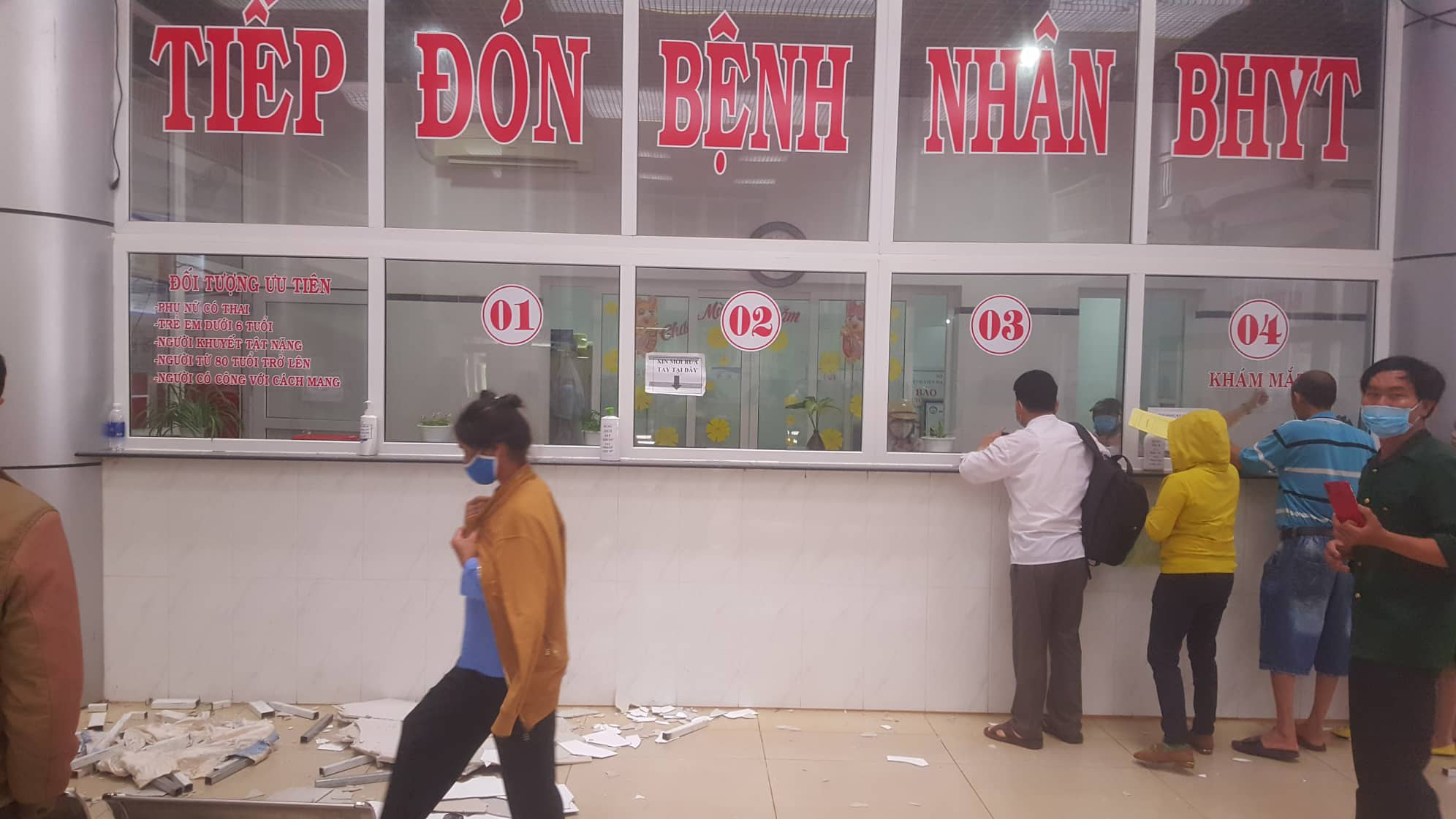 Sập trần bệnh viện ngàn tỉ, bệnh nhân một phen hú vía