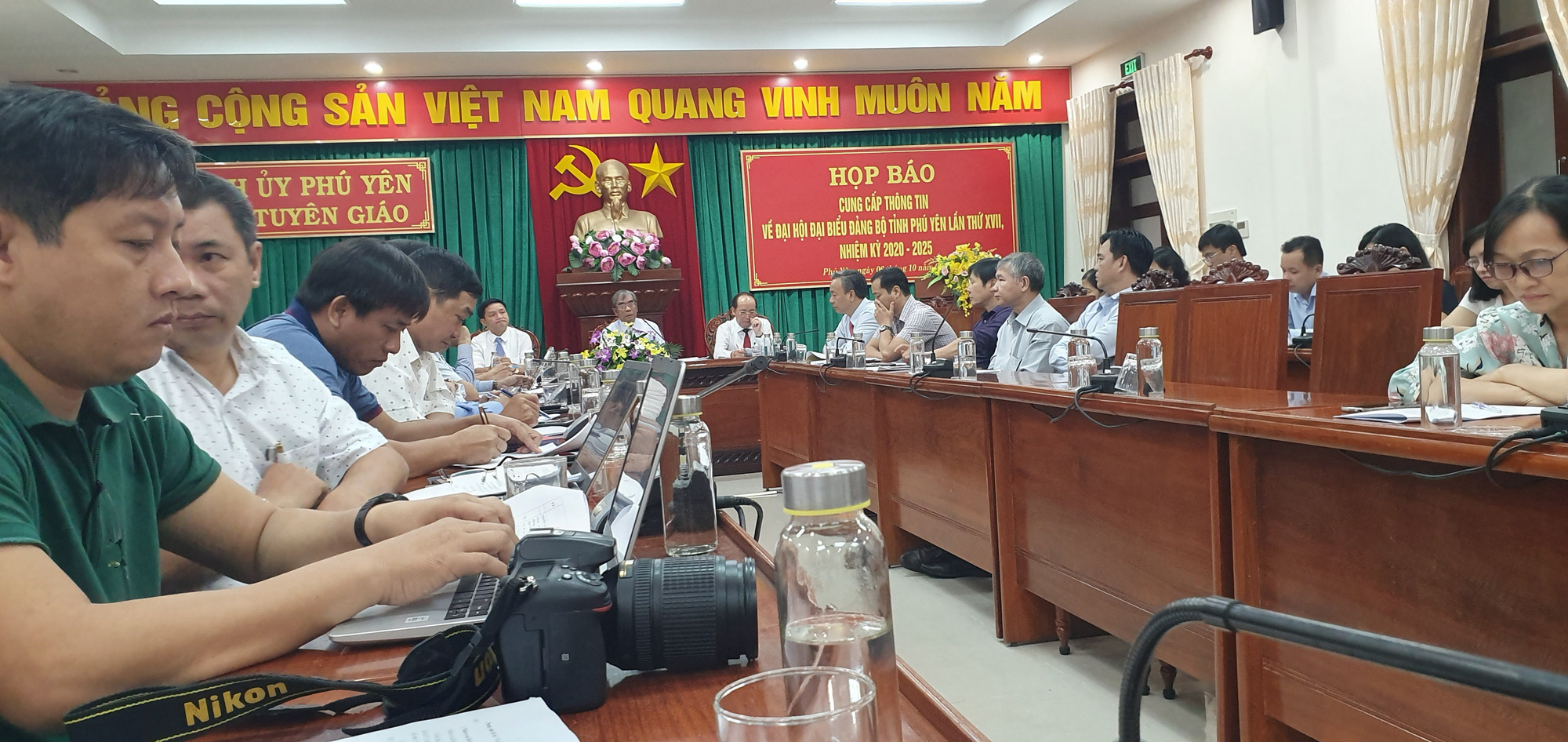 Đại hội Đảng bộ tỉnh Ph&uacute; Y&ecirc;n: Tặng cặp giấy cho đại biểu - Ảnh 2.