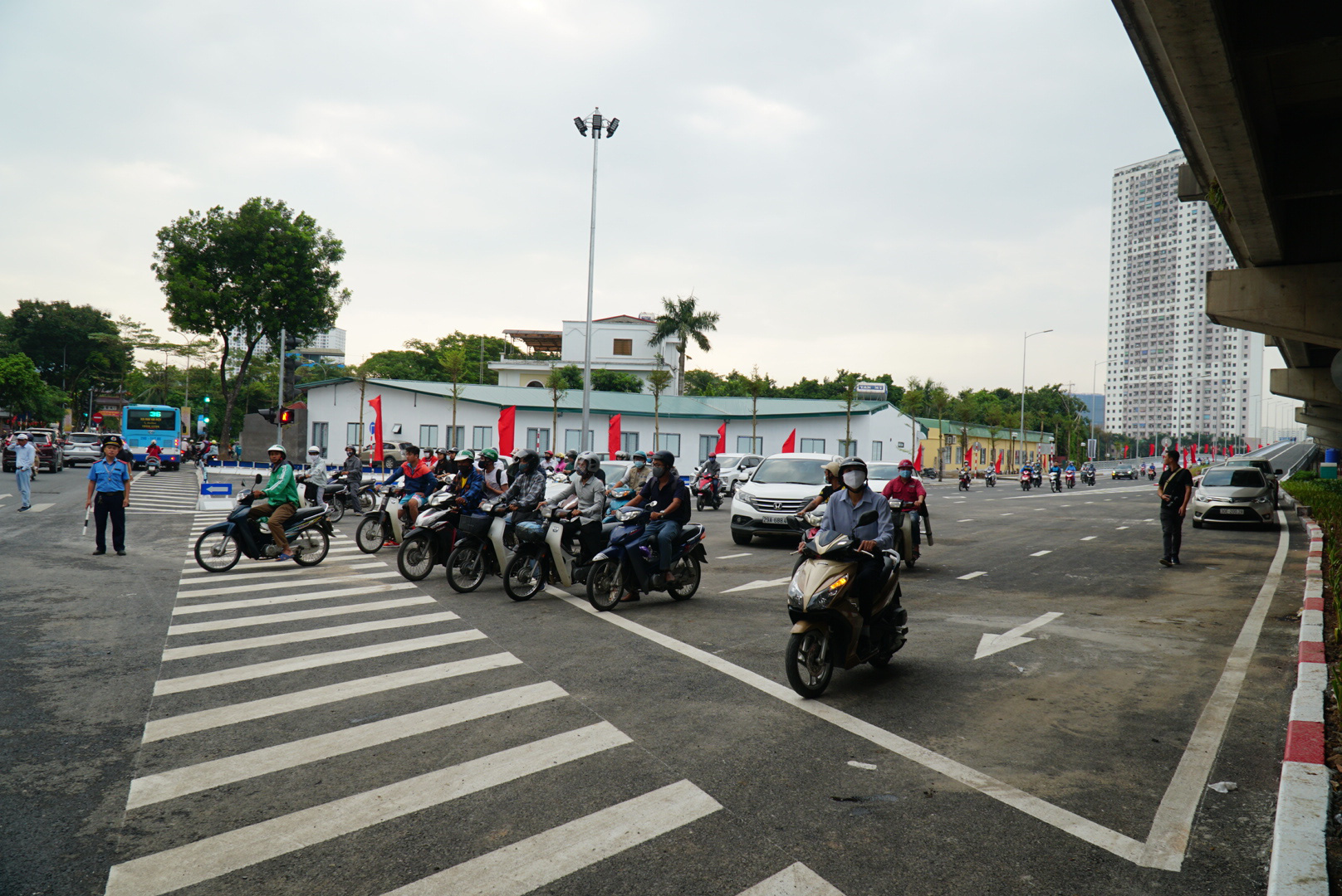 Cận cảnh cầu vượt hồ Linh Đàm vừa đưa vào sử dụng sáng nay 6-10 - Ảnh 9.