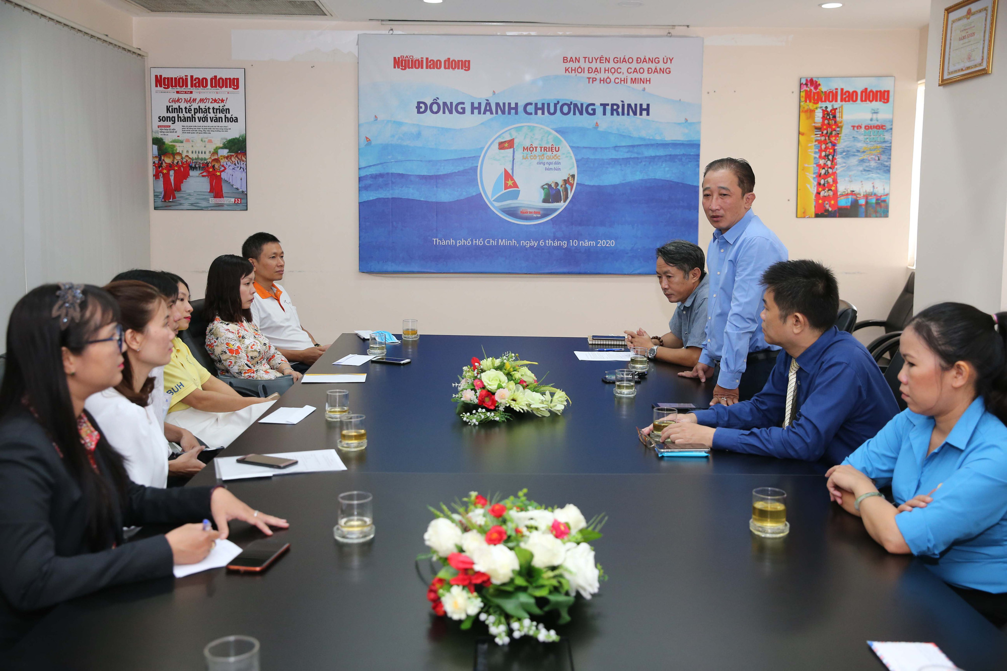 10 trường đại học ủng hộ chương tr&igrave;nh Một triệu l&aacute; cờ Tổ quốc c&ugrave;ng ngư d&acirc;n b&aacute;m biển - Ảnh 6.