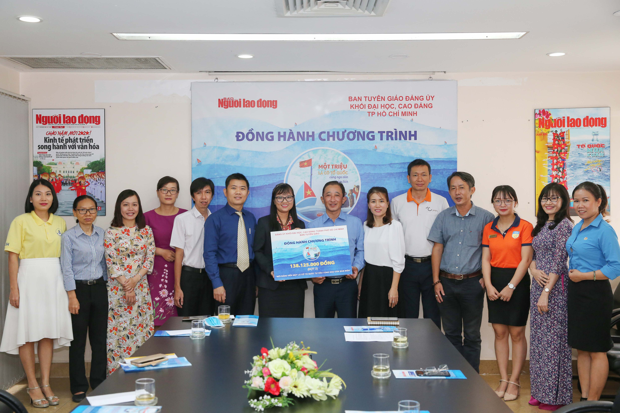 10 trường đại học ủng hộ chương trình "Một triệu lá cờ Tổ quốc cùng ngư dân bám biển"