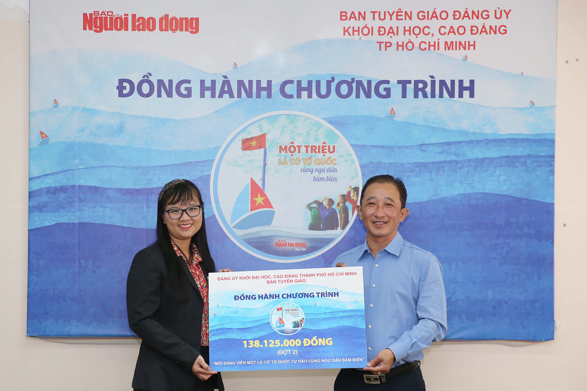 10 trường đại học ủng hộ chương tr&igrave;nh Một triệu l&aacute; cờ Tổ quốc c&ugrave;ng ngư d&acirc;n b&aacute;m biển - Ảnh 2.
