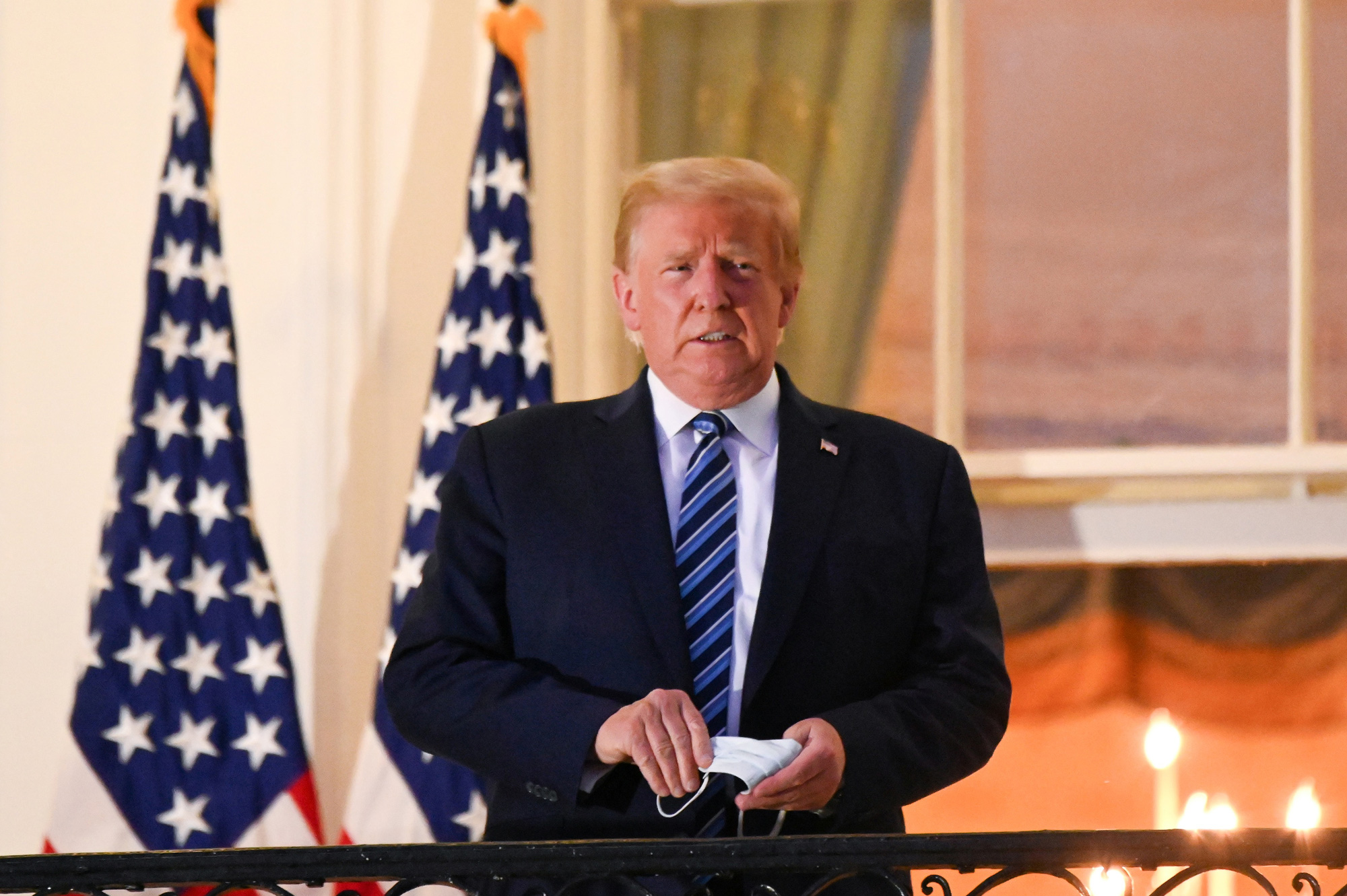 Tổng thống Trump xuất viện v&agrave; hứng b&atilde;o chỉ tr&iacute;ch - Ảnh 1.