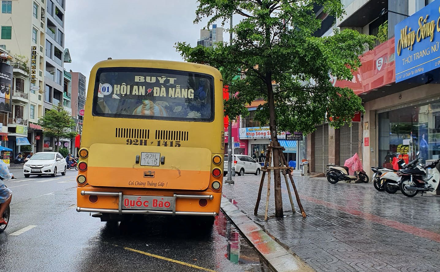Phớt lờ lệnh cấm, xe buýt liên tỉnh vẫn vô tư "dạo phố" Đà Nẵng