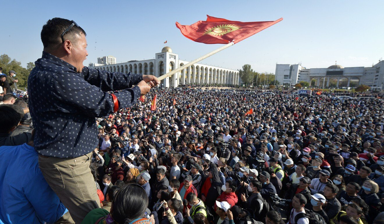 Người biểu tình lao vào tù phóng thích cựu tổng thống Kyrgyzstan - Ảnh 2.